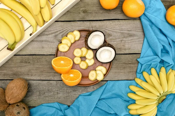 Frutos tropicais na mesa — Fotos gratuitas