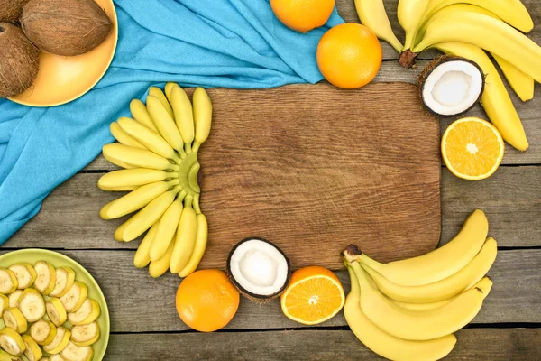 Tropische vruchten op tafel — Stockfoto