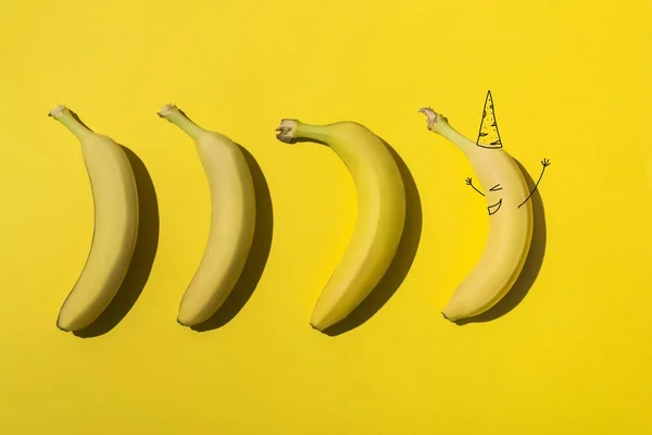 Plátanos y sombrero de fiesta —  Fotos de Stock