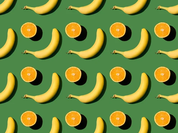 Modèle avec bananes et oranges — Photo