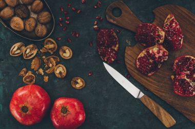 bıçak ve nar ahşap tahta üzerinde
