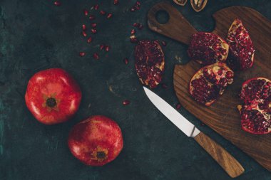 bıçak ve nar ahşap tahta üzerinde