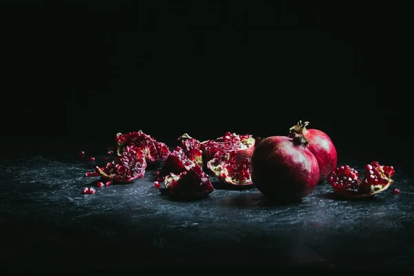Pomegranate pieces and seeds — Stock Photo, Image