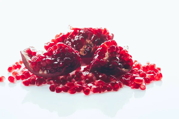 Ripe pomegranate with scattered seeds — Stock Photo, Image