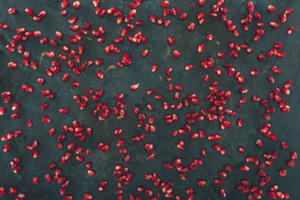 Рассеянные семена граната — стоковое фото