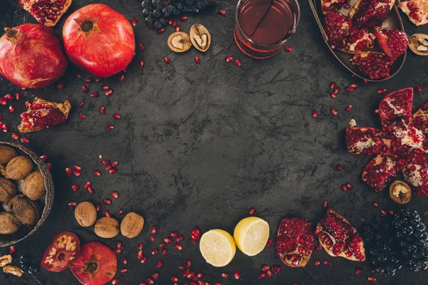 Suco de romã em vidro e frutas — Fotografia de Stock