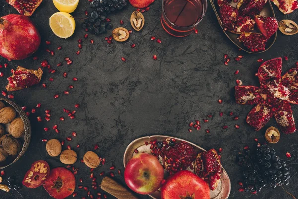 Granaatappelsap in glas en vruchten — Stockfoto