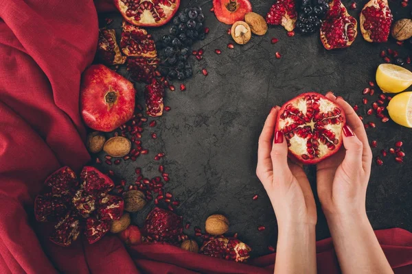 Woman holding pomegranate — Stock Photo, Image