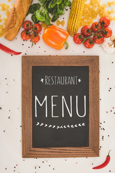 Menú del restaurante y verduras frescas — Foto de Stock