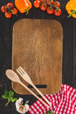 kesme tahtası ile mutfak eşyaları ve ingrediengs