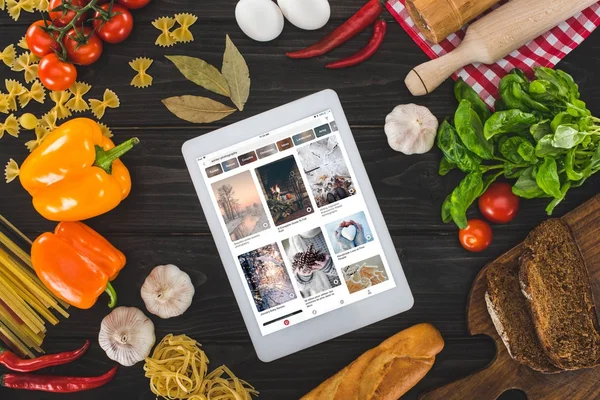Цифровий планшет і свіжі інгредієнти — стокове фото