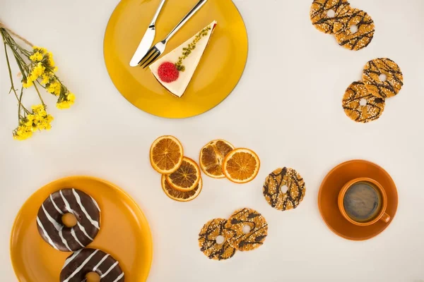 Pasticcini freschi e caffè — Foto Stock