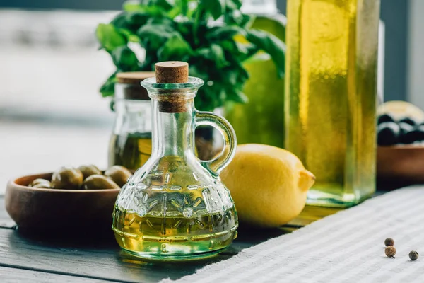 Botellas de aceite de oliva con verduras — Foto de Stock
