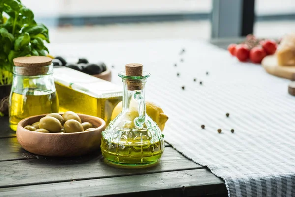 Botellas de aceite de oliva con verduras —  Fotos de Stock