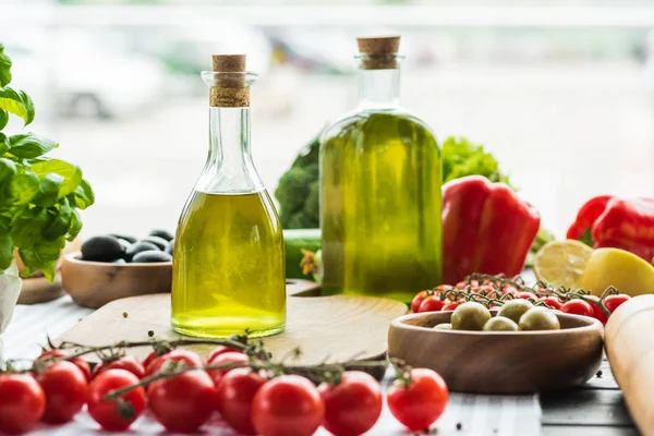 Botellas de aceite de oliva con verduras — Foto de Stock