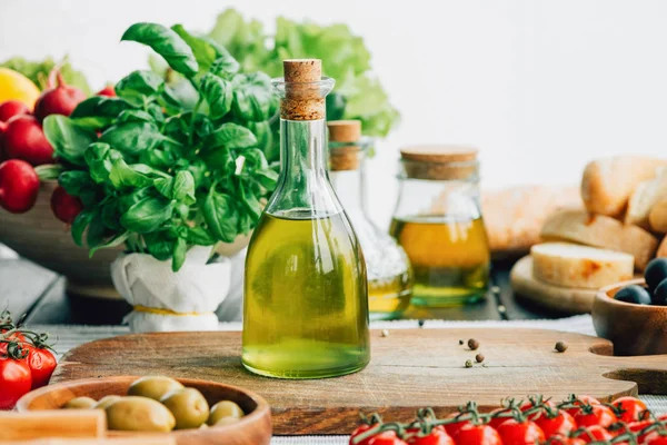 Botellas de aceite de oliva con verduras — Foto de Stock