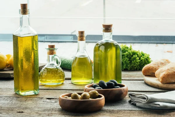 Bottiglie di olio d'oliva con verdure — Foto Stock