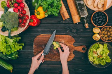 bıçak ve sebze ile el