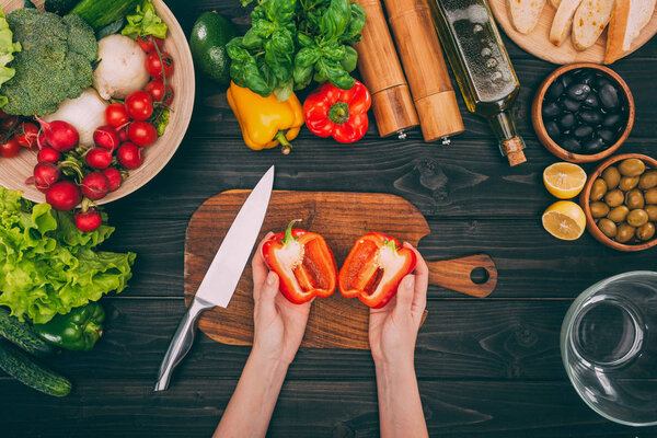 hands holding sliced peper