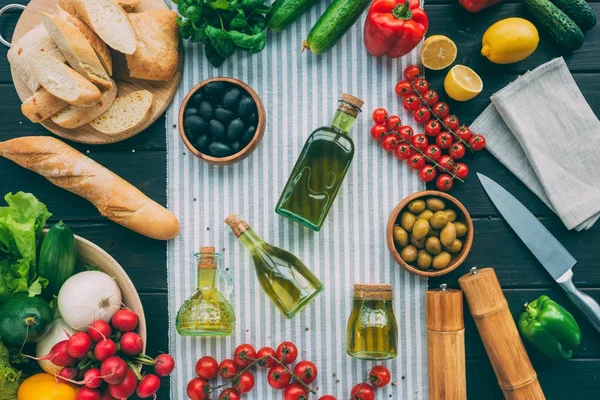 Produtos hortícolas na mesa — Fotografia de Stock