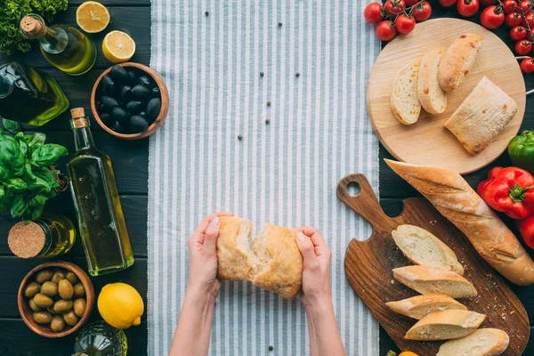 Hands holding bread — Stock Photo, Image