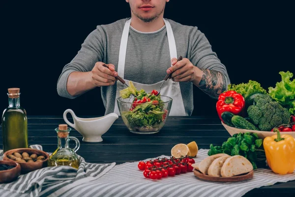 Uomo miscelazione ingredienti in ciotola — Foto Stock