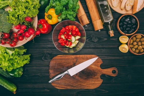 Tábua de corte com legumes — Fotografia de Stock