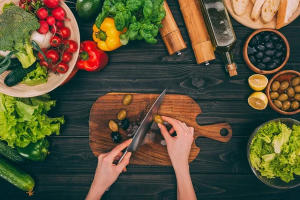 Hands slicing olives — Stock Photo, Image