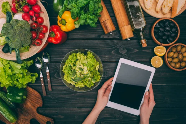 Hände halten Tablet — Stockfoto