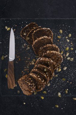 kabak çekirdeği ile dilimlenmiş ekmek