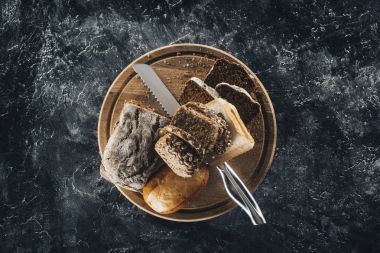 ekmek ve kesme tahtası üzerinde bıçak 