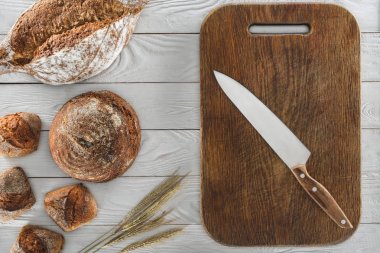 ekmek ve bıçak ile kesme tahtası
