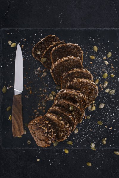 нарезанный хлеб с тыквенными семечками
