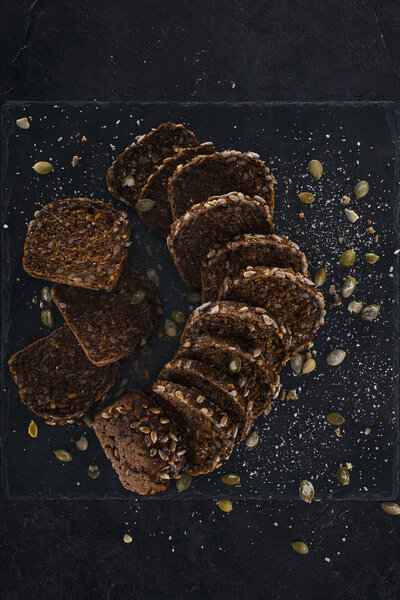 нарезанный хлеб с тыквенными семечками
