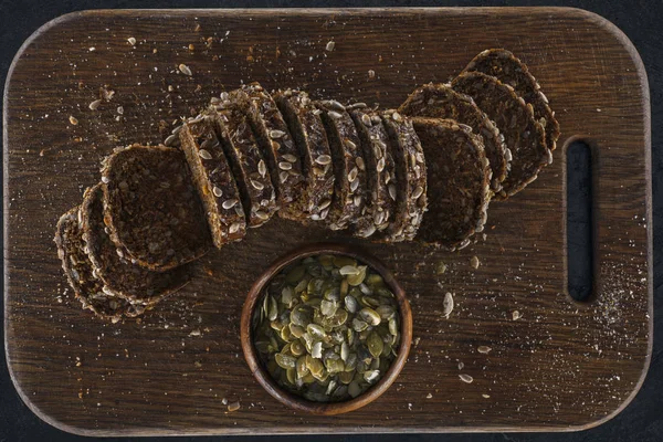 호박 씨앗과 슬라이스 빵 — 스톡 사진