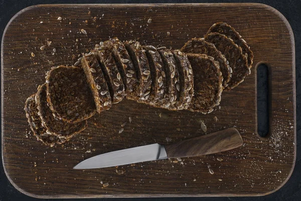Nakrájený chléb s dýňovými semínky — Stock fotografie
