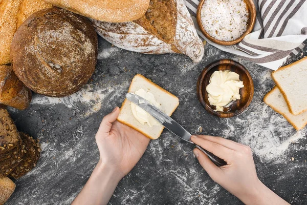 Tereyağı ekmek üzerine yayılan kişi — Stok fotoğraf