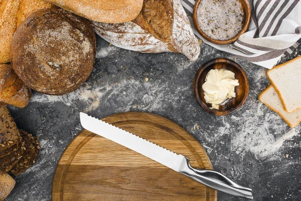 Brood en snijplank met mes — Stockfoto