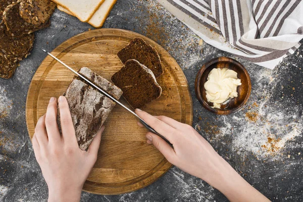 Persoon snijden brood — Stockfoto