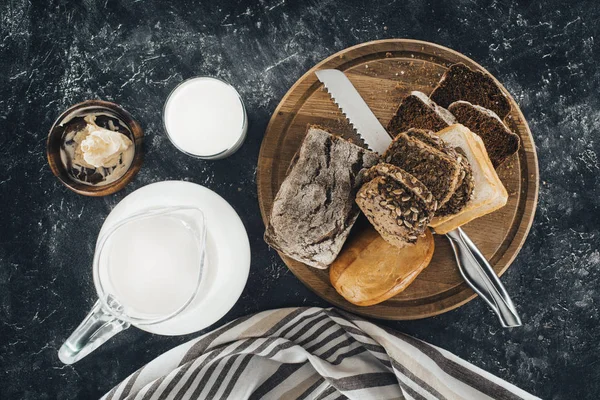 Zelfgebakken brood en melk — Stockfoto