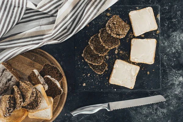 Pane tostato con burro e pane multigrano — Foto Stock