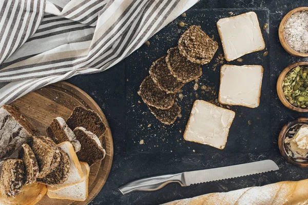 Tostadas con mantequilla y pan multigrano —  Fotos de Stock