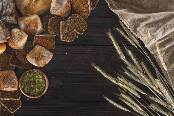 Hembakat bröd och spikelets — Stockfoto