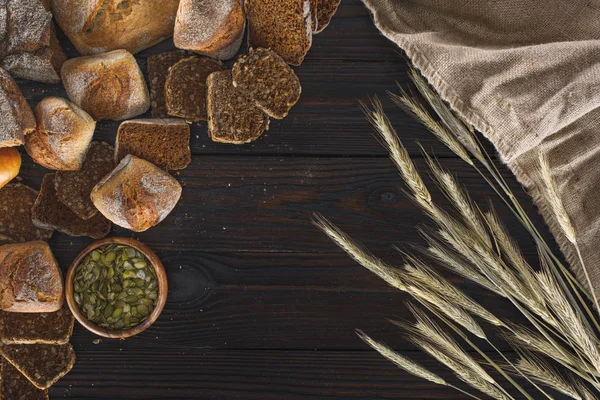 Homemade bread and spikelets — Stock Photo, Image