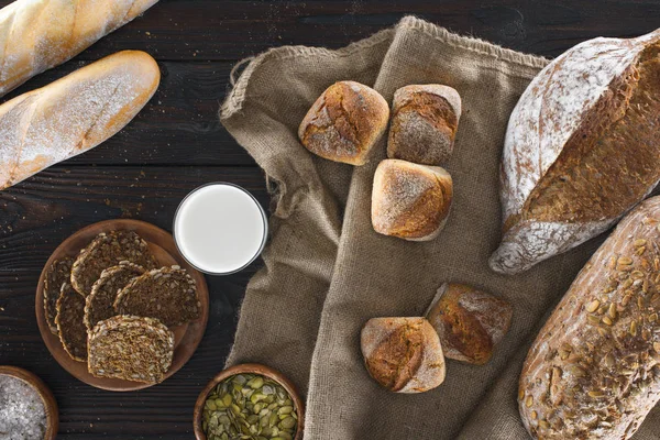 Zelfgebakken brood en melk — Stockfoto