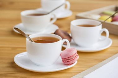 çay seti ve macarons