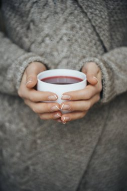 Kız holding bardak çay