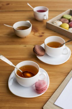 çay seti ve macarons