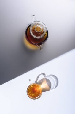 bitkisel çay Kupası ve su ısıtıcısı