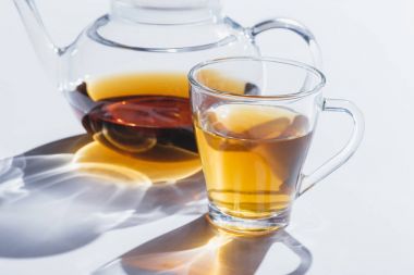 bitkisel çay Kupası ve su ısıtıcısı